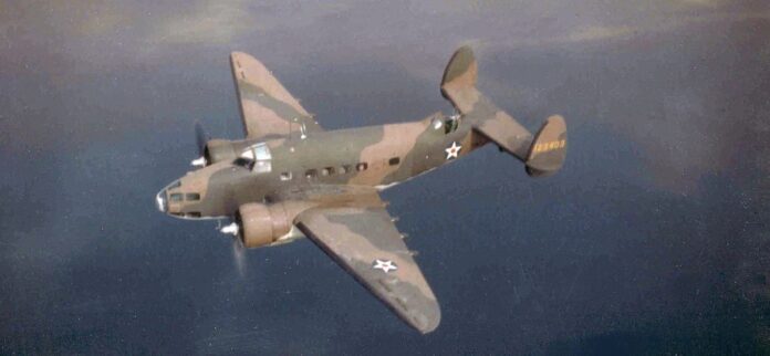 Een U.S. Army Air Force Lockheed A-29-LO Hudson (s/n 41-23403) tijdens een vlucht boven land tijdens de Tweede Wereldoorlog.