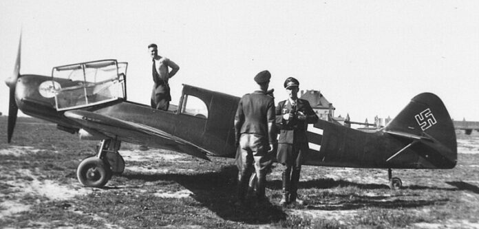 Messerschmitt Bf 108 Taifun Noodlanding bij Mechelen-aan-de-Maas Een Messerschmitt Bf 108 Taifun in een grasveld, vergelijkbaar met het vliegtuig dat een noodlanding maakte nabij Mechelen-aan-de-Maas in 1940.