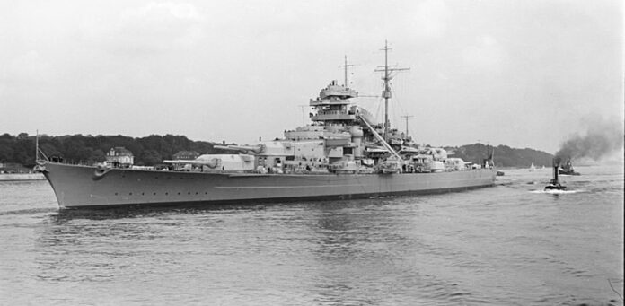 Slagschip Bismarck bij Blankenese, begeleid door de sleepboten Seefalke en Seebär aan de achterzijde.