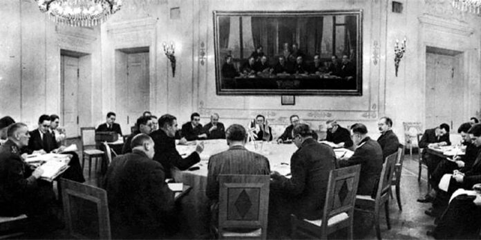 Westerse en Sovjetleiders bijeen in Moskou, 1943 Delegaties van de VS, VK en Sovjet-Unie aan tafel tijdens de Derde Moskou Conferentie van 1943 in het Kremlin.