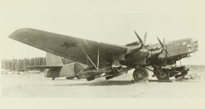 TB-3-4AM-34FRN escorteert I-16-jagers die uitgerust zijn met FAB-250-bommen tijdens een Zveno-missie.