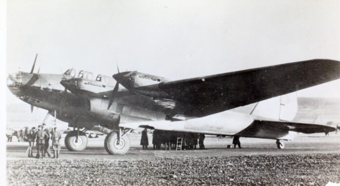 De Tupolev TB-7, gebruikt voor de diplomatieke vlucht van Sovjetminister Molotov van Moskou naar Washington, tijdens een tussenstop in Schotland, juni 1942.