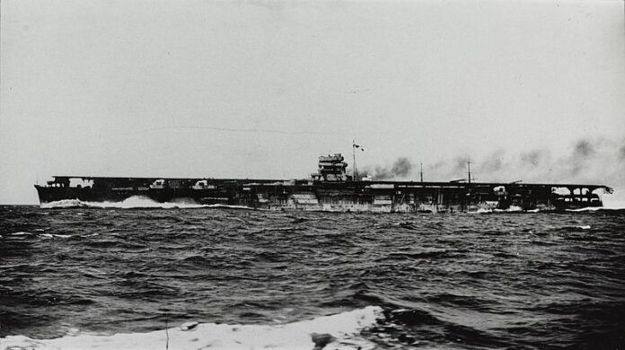 Japans vliegdekschip Hiryū tijdens snelheidstesten.