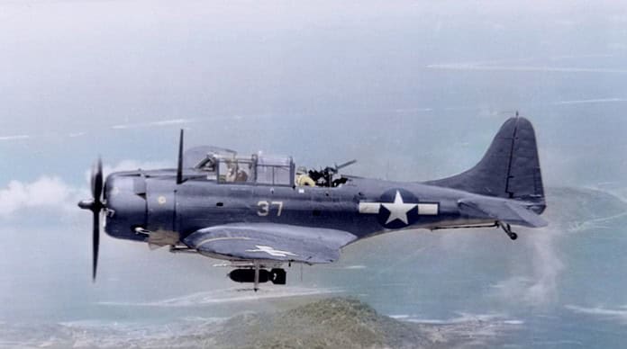 U.S. Navy Douglas SBD-5 Dauntless van USS Lexington onderweg naar Truk, gericht op Japanse installaties, februari 1944.