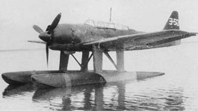 Foto van de Aichi E16A Zuiun, een Japans tweezits verkenningswatervliegtuig uit de Tweede Wereldoorlog.