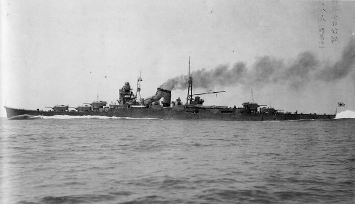 Japanse zware kruiser Suzuya tijdens proefvaarten bij Tateyama na voltooiing van de Tweede Efficiëntieverbeteringswerken, ca. 1939.