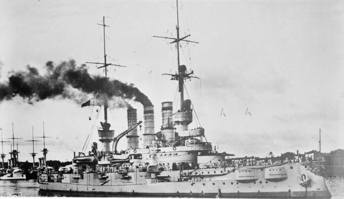Het Duitse slagschip SMS Schlesien van de Deutschland-klasse, gezien vanaf opzij, met hoofdtorens en kenmerkende rompdetails.