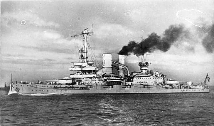 SMS Schleswig-Holstein: Duits pre-dreadnought op zee SMS Schleswig-Holstein, Duits pre-dreadnought marineschip na modernisering met twee schoorstenen op zee, bakboordaanzicht. Mogelijk aangepaste vlag.