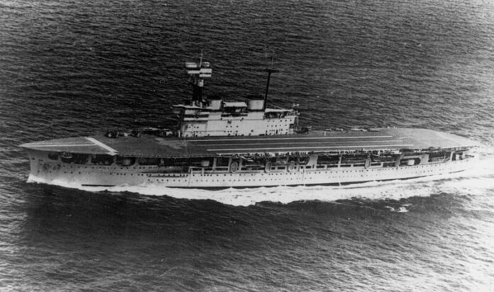 HMS Eagle, een vliegdekschip van de Royal Navy, vaart op zee, vermoedelijk gefotografeerd in de jaren 1930 zonder camouflage.