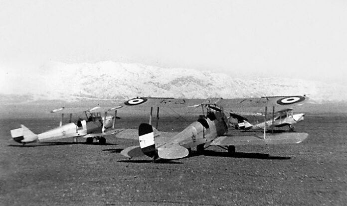 Twee Tiger Moths klaar voor opstijgen in Iran Twee Tiger Moths maken zich klaar voor opstijgen. Iran gebruikte bijna 100 van deze trainers binnen de Iraanse Luchtmacht (IIAF).