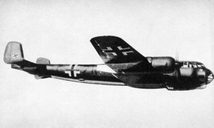 Foto van een Duitse Dornier Do 217E-2 bommenwerper, ca. 1942, tijdens de Tweede Wereldoorlog in volle vlucht.