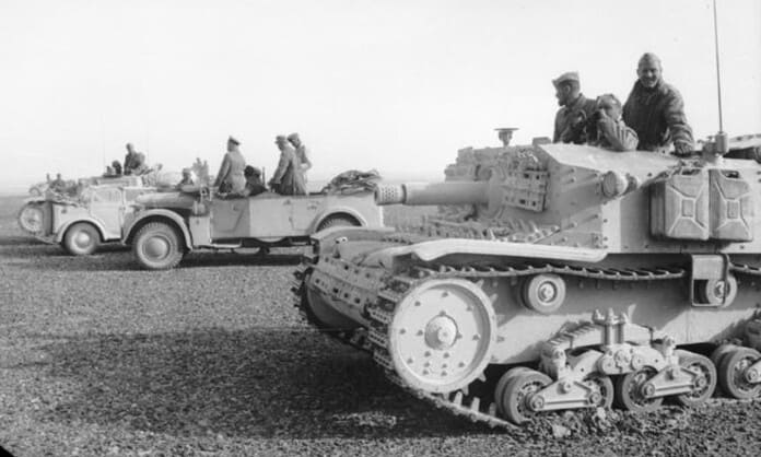 Erwin Rommel bij Italiaanse pantsertroepen met Semovente da 75/18 in Noord-Afrika Generalfeldmarschall Erwin Rommel inspecteert Italiaanse pantsertroepen met een Semovente da 75/18 tijdens de Noord-Afrikaanse campagne.