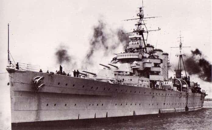HMAS Australia (D84) in 1946, zijaanzicht met SC-, Type 284- en Type 273-radars duidelijk zichtbaar in de masten.