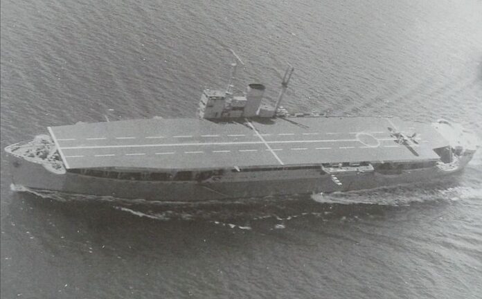 Imperial Japanese Army landing craft carrier Akitsu Maru met vliegdek en landingsvaartuigen, operationeel tijdens de Tweede Wereldoorlog.