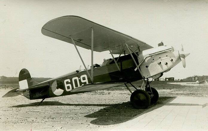Fokker C.V Verkenningsvliegtuig De Fokker C.V, een Nederlands tweezits verkennings- en lichte bommenwerpervliegtuig uit de jaren 1920, ontworpen door Anthony Fokker.