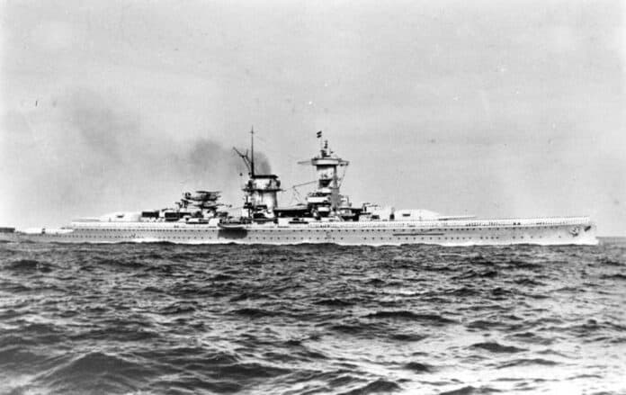 Panzerschiff "Admiral Scheer" Admiral Scheer op zee met de aangetreden bemanning in paradeopstelling aan dek, gezien vanaf de stuurboordzijde van het schip