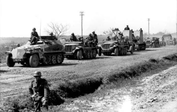 Duitse gemotoriseerde troepen met pantservoertuigen en infanteriegeschut Das FuG: Duitse troepen op mars met lichte pantservoertuigen (Sd.Kfz. 250), Panzer I B, en zwaar infanteriegeschut, jaren 1940.