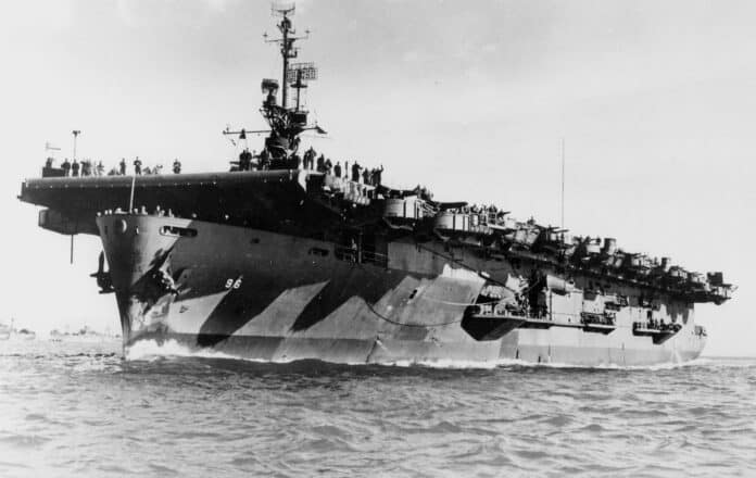 USS Salamaua escortcarrier varend bij San Francisco met SC-2 en SPS-4 radar zichtbaar op de masten tijdens dienstperiode