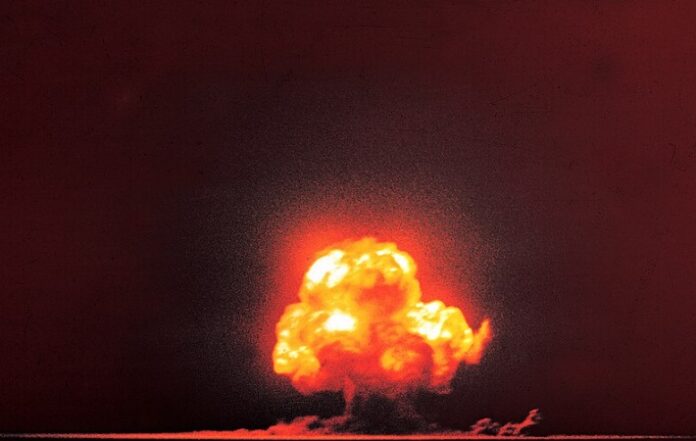 Tube Alloys was Groot-Brittannië's geheime nucleaire wapenproject tijdens de Tweede Wereldoorlog, later geïntegreerd in het Amerikaanse Manhattan Project.