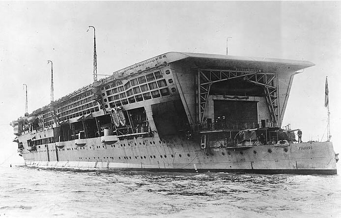 HMS Furious na reconstructie in 1925 HMS Furious, Brits vliegdekschip (1917-1948), gezien vanaf achterzijde op 23 november 1925 na reconstructie. Foto: U.S. Naval Historical Center.
