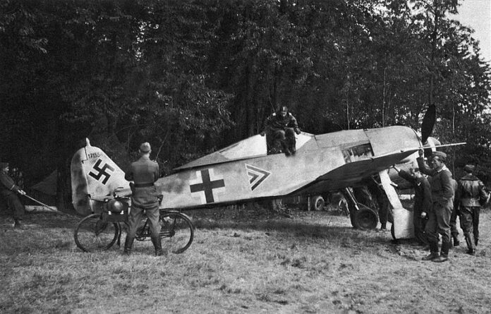 Fw-190_20th_October_1944._(48007528731) De Focke-Wulf Fw 190 was een krachtig Duits jachtvliegtuig uit de Tweede Wereldoorlog, bekend om zijn robuustheid en veelzijdigheid.