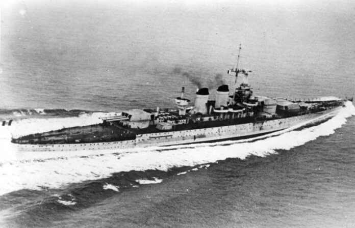 Slagschip Littorio: Krachtpatser van de Italiaanse vloot Het Italiaanse slagschip Littorio tijdens een proefvaart in november 1939, een 35.000 ton schip dat in 1937 werd gelanceerd.