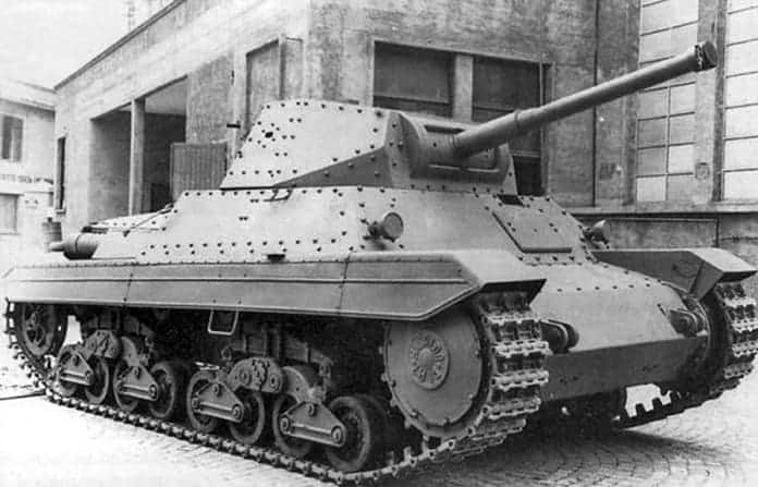 img: Carro Armato P26/40 Italiaanse tank WO2 Italiaanse Carro Armato P26/40 tank uit de Tweede Wereldoorlog met 75 mm kanon en schuine bepantsering in veldopstelling