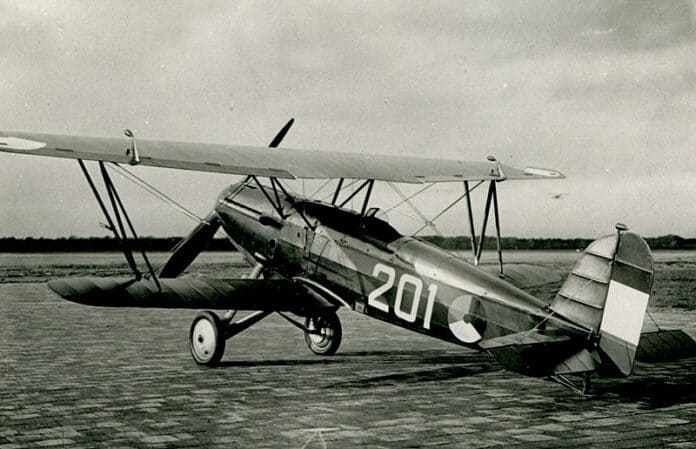Afbeelding Fokker D.XVII Nederlangs jachtvliegtuig Afbeelding van de Fokker D.XVII, een Nederlands dubbeldekker jachtvliegtuig uit de jaren 1930, gebruikt voor training en gevechtsmissies.
