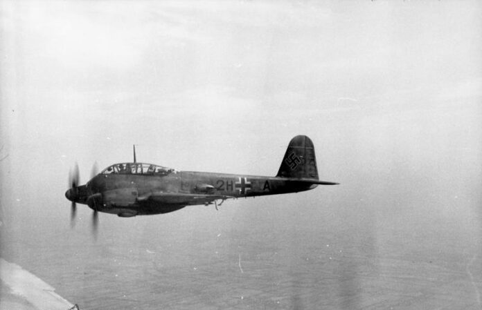 Messerschmitt Me 210 A-1 jachtbommenwerper in vlucht boven Frankrijk tijdens de Tweede Wereldoorlog, met zichtbare markeringen