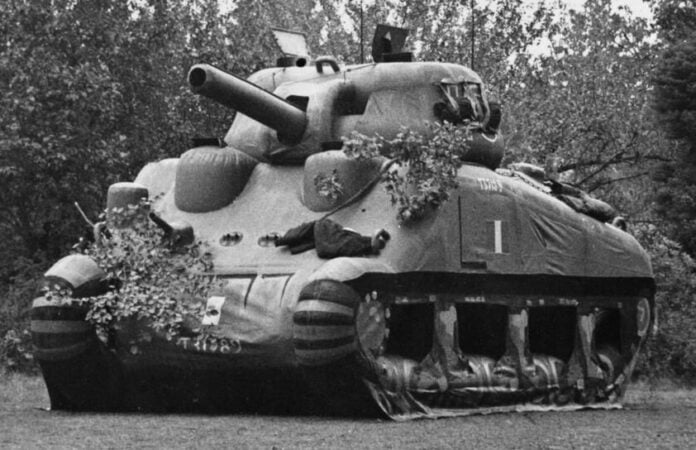Opblaasbare M4 Sherman-tank als misleiding Opblaasbare dummy van een Amerikaanse M4 Sherman-tank gebruikt in Operatie Fortitude om Duitse luchtverkenning te misleiden.