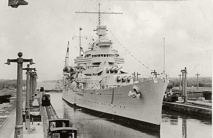USS Tuscaloosa in het Panamakanaal met President Roosevelt, 1940 USS Tuscaloosa CA-37 in het Panamakanaal in februari 1940 met president Roosevelt aan boord, vlag van 1916 zichtbaar op de achtermast.