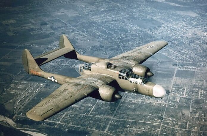 Northrop P-61A-1-NO Black Widow, WWII nachtjager met tweeboomontwerp, uitgerust met SCR-720 radar en krachtige bewapening.