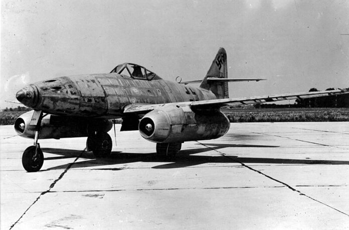 De Messerschmitt Me 262 was de eerste operationele straaljager, revolutionair in de Tweede Wereldoorlog, met geavanceerde snelheid en bewapening. De Messerschmitt Me 262 was de eerste operationele straaljager, revolutionair in de Tweede Wereldoorlog, met geavanceerde snelheid en bewapening.