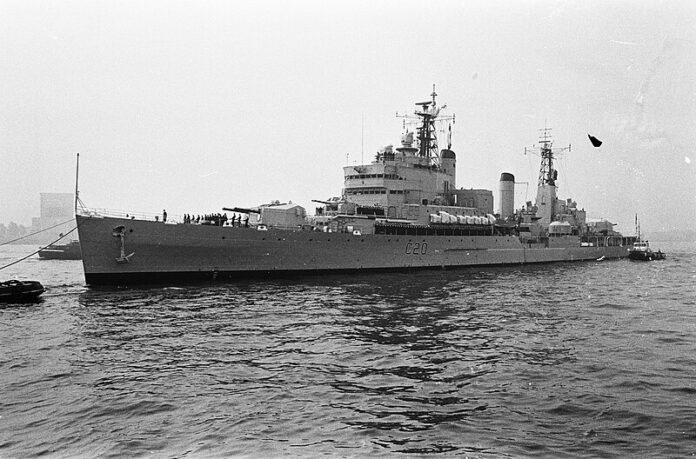 HMS Tiger arriveert in Rotterdam tijdens Engels vlootbezoek De Britse kruiser HMS Tiger arriveert in de haven van Rotterdam tijdens een Engels vlootbezoek, omringd door marineschepen en publiek.