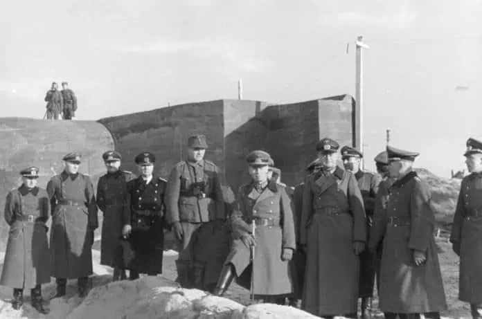 Erwin Rommel Inspecteert de Batterij Saltzwedel-Neu van de Atlantikwall Generalfeldmarschall Erwin Rommel en officieren inspecteren de batterij Saltzwedel-Neu aan de Atlantikwall in Raversijde, België.