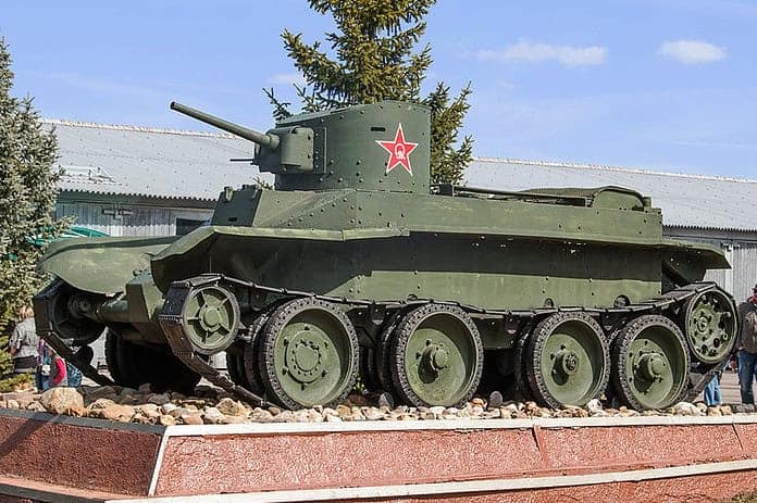 BT-2 tank als monument De BT-2 tank, een vroege Sovjet-snelle tank uit de jaren 1930, tentoongesteld als monument en historisch militair erfgoed