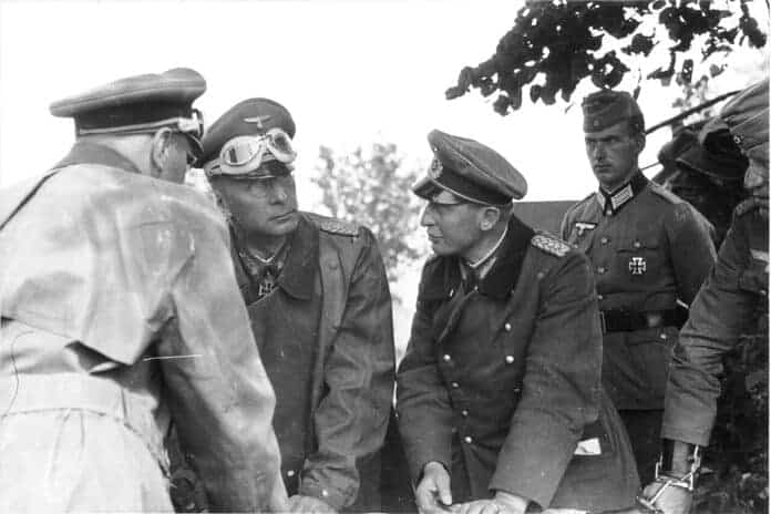 Generalleutnant Georg-Hans Reinhardt en Generalmajor Walter Krüger tijdens een officiersbespreking in Noord-Rusland.