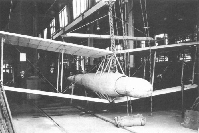 Siemens-Schuckert torpedozwever nr 7 met zichtbare torpedo in vluchtconfiguratie tijdens testfase in de Eerste Wereldoorlog