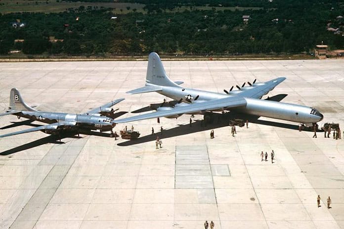 Eerste Convair B-36A arriveert op Carswell AFB, juni 1948 Aankomst van de eerste Convair B-36A op Carswell Air Force Base, Fort Worth, Texas, juni 1948, voor trainingsdoeleinden.
