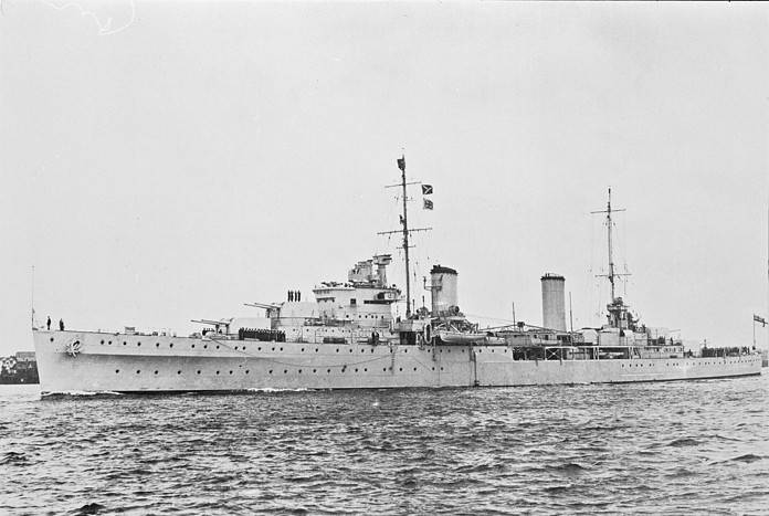 HMAS Perth De HMAS Perth was een moedige Australische kruiser, gezonken in 1942 onder bevel van Kapitein-ter-Zee Hector Waller.