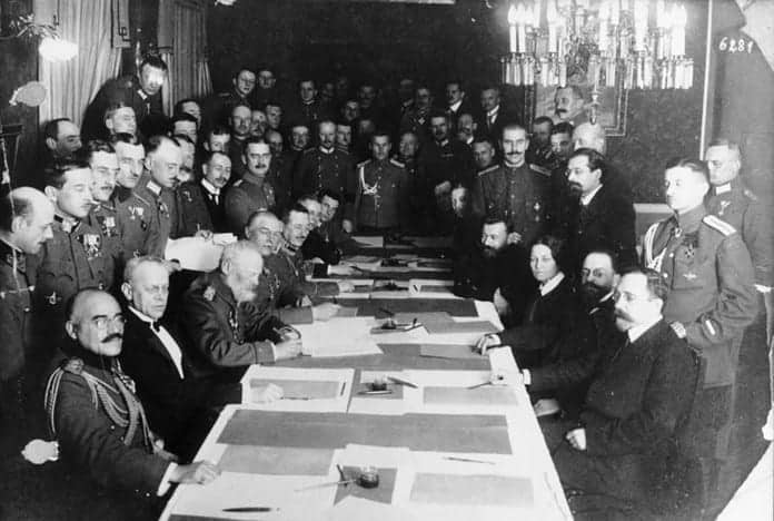 De Vrede van Brest-Litovsk beëindigde de Russische deelname aan de Eerste Wereldoorlog, leidde tot grote territoriale verliezen en veranderde Europa's politieke kaart.