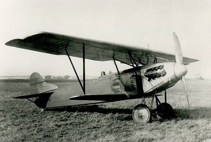 Fokker D.XIII op Vliegbasis Soesterberg in 1924 Fokker D.XIII op Vliegbasis Soesterberg, de bakermat van de Nederlandse Luchtmacht in 1924, in een historische setting.