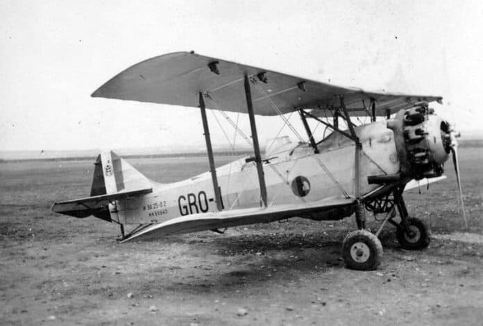 Breda Ba.25: Italiaans Lesvliegtuig op het Vliegveld Italiaans Breda Ba.25 lesvliegtuig van de Regia Aeronautica op het vliegveld, klaar voor trainingsvluchten in de jaren 1930.