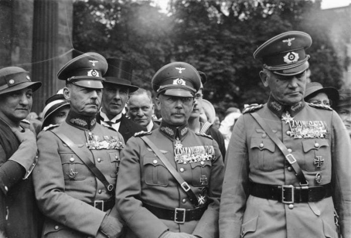 Img: Rundstedt, Fritsch en Blomberg bij Ehrenmal Berlijn 1934 Werner von Rundstedt, Werner von Fritsch en Werner von Blomberg bij het Ehrenmal Unter den Linden in Berlijn, militaire ceremonie 1934