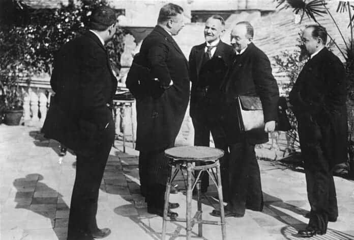 Afbeelding Ondertekening van het Verdrag van Rapallo, 1922 Duitse en Sovjet-onderhandelaars tekenen in Rapallo (1922) een verdrag dat wederzijdse erkenning en samenwerking vastlegt.