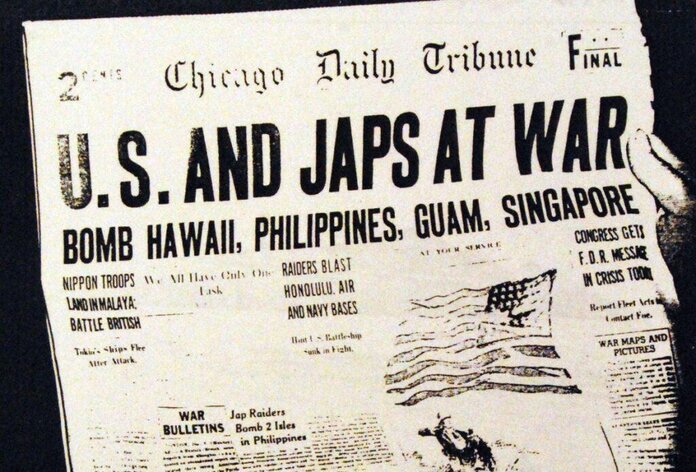 Voorpagina Chicago Tribune 7 december 1941 meldt oorlog tussen VS en Japan en aanvallen op Hawaï, Filipijnen en Singapore.