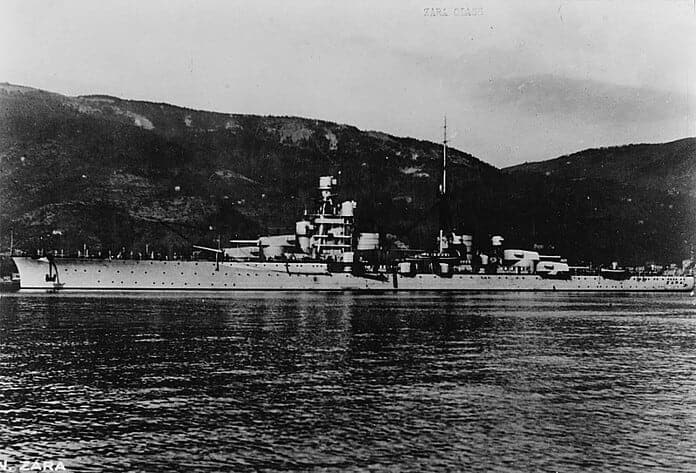 Zara: Italiaanse Zware Kruiser van de Regia Marina Zara, Italiaanse zware kruiser, tijdens oefeningen in 1938; een belangrijk schip dat tragisch ten onder ging in de Slag bij Kaap Matapan.