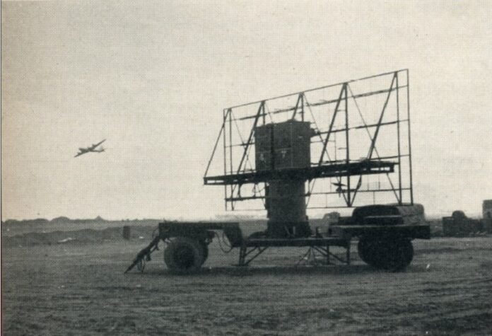 SCR-527 Radar op Iwo Jima, maart 1945 Amerikaanse SCR-527 radar in bedrijf op Iwo Jima, maart 1945, gebruikt voor luchtdoelbewaking en onderschepping.