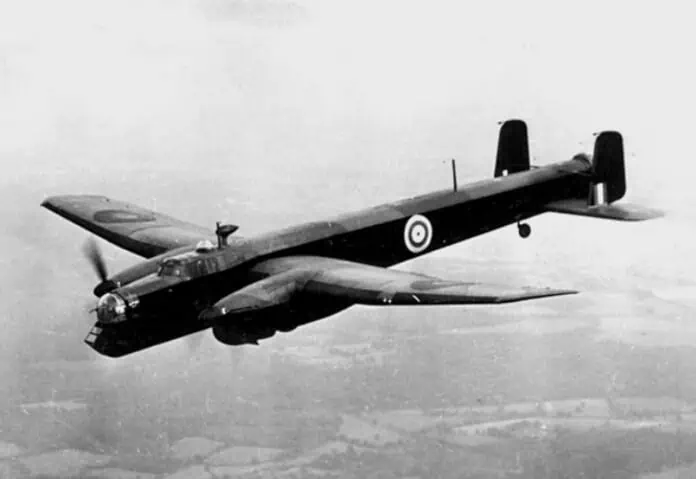 Royal Air Force Armstrong Whitworth Whitley bommenwerper in vlucht, circa 1940, een van de vroege Britse bommenwerpers in WOII.