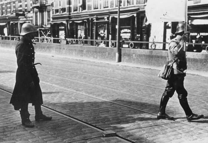 Onderhandeling bij capitulatie van Rotterdam, mei 1940 Nederlandse onderhandelaar loopt naar Duitse linies tijdens de capitulatie van Rotterdam, mei 1940, na zware gevechten om de Maasbruggen.